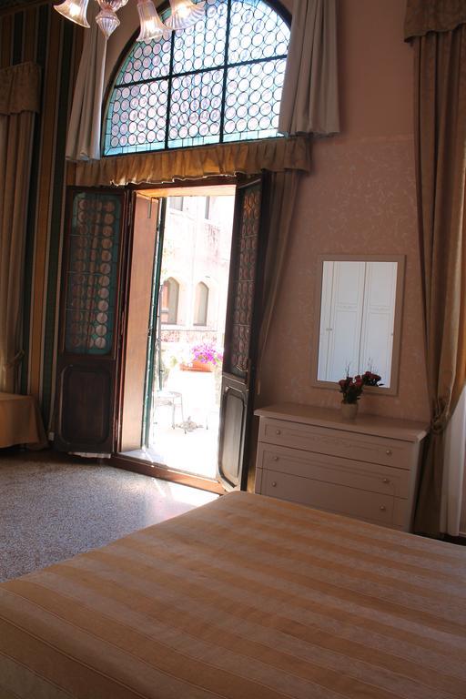 Palazzo Lion Morosini - Check In Presso Ai Santi Apostoli Guest house Venice